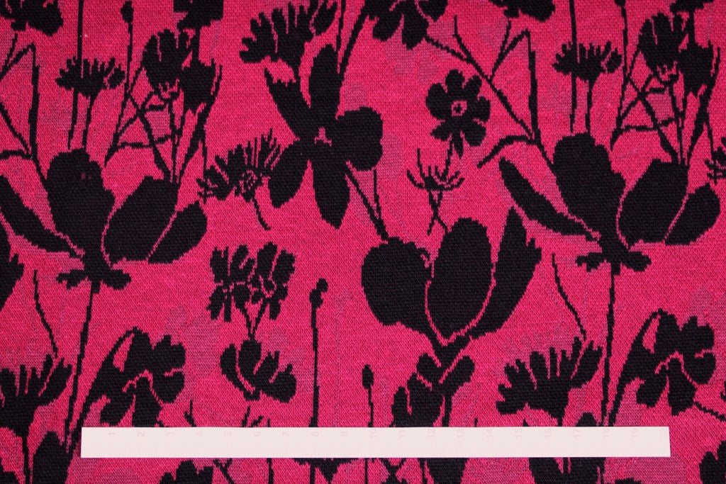 Beere farbener Jacquardjerseystoff Wildflowers mit schwarzen Blumen Maßstab