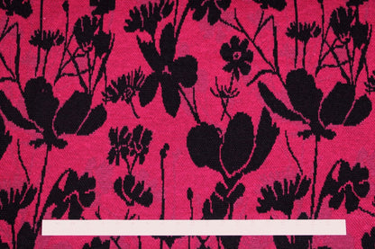 Beere farbener Jacquardjerseystoff Wildflowers mit schwarzen Blumen Maßstab