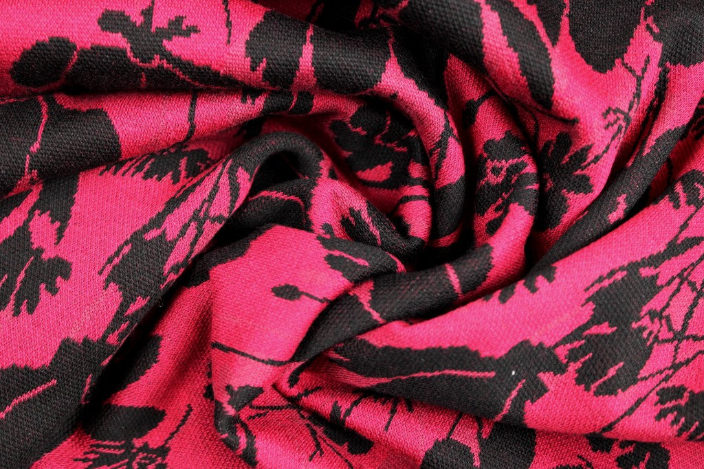 Beere farbener Jacquardjerseystoff Wildflowers mit schwarzen Blumen gedreht