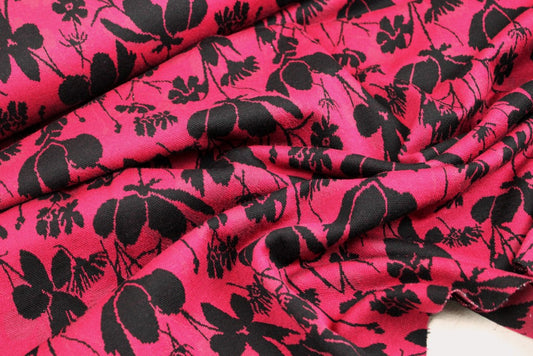 Beere farbener Jacquardjerseystoff Wildflowers mit schwarzen Blumen