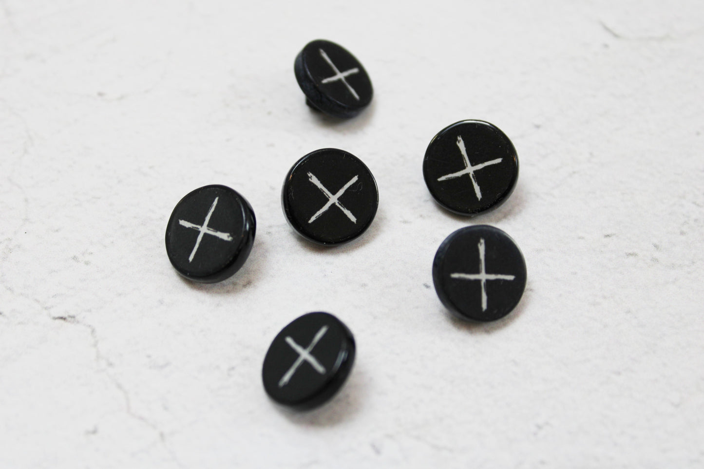 Resinknopf Cross 15mm - schwarz/weiß