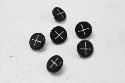 Resinknopf Cross 15mm - schwarz/weiß