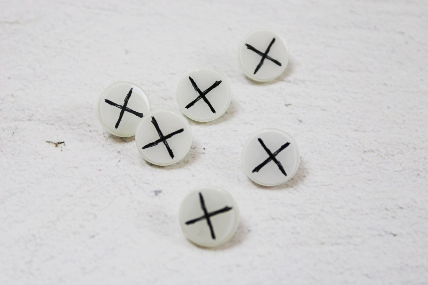 Weißer Resin-Ösenknopf mit schwarzrm Kreuz