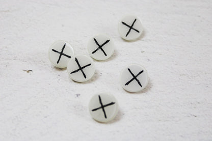 Weißer Resin-Ösenknopf mit schwarzrm Kreuz