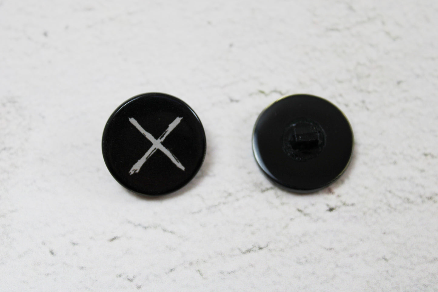 Resinknopf Cross 15mm - schwarz/weiß