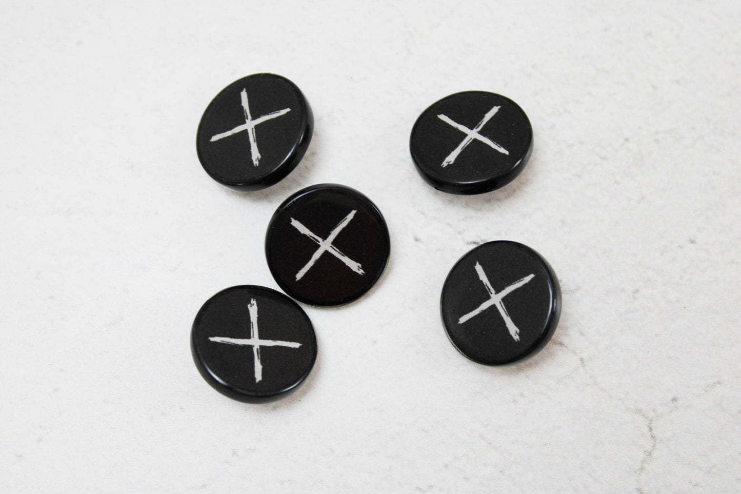 Resinknopf Cross 15mm - schwarz/weiß