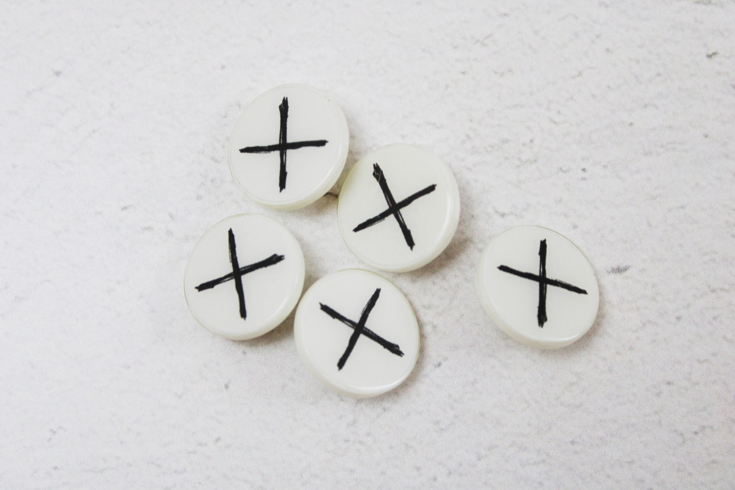 Weißer Resin-Ösenknopf mit schwarzrm Kreuz 20mm