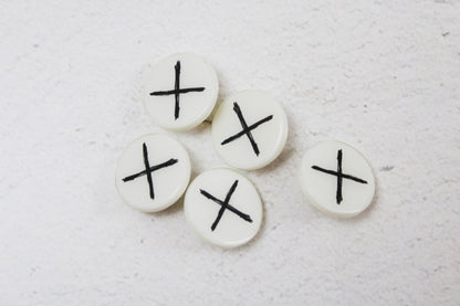Weißer Resin-Ösenknopf mit schwarzrm Kreuz 20mm