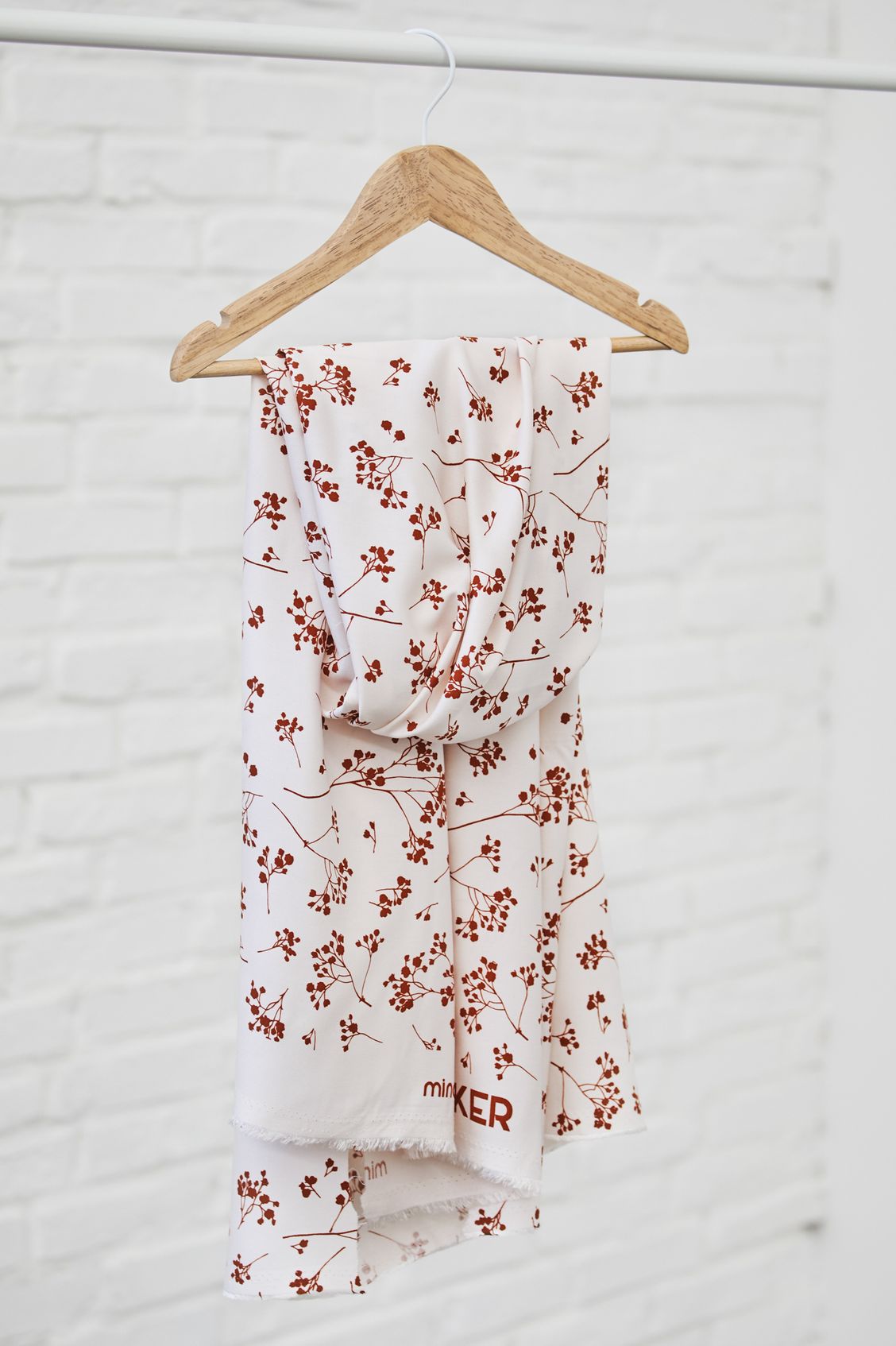 Viskose Twill Stalks creamy white mit Blümchen von mind the MAKER auf Kleiderbügel