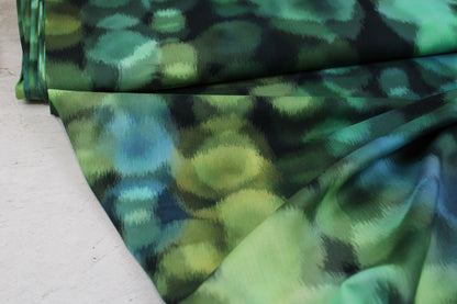 Dunkelblauer Baumwollbatist mit abstrakten Punkten in Petrol- und Grüntönen Ballenansicht