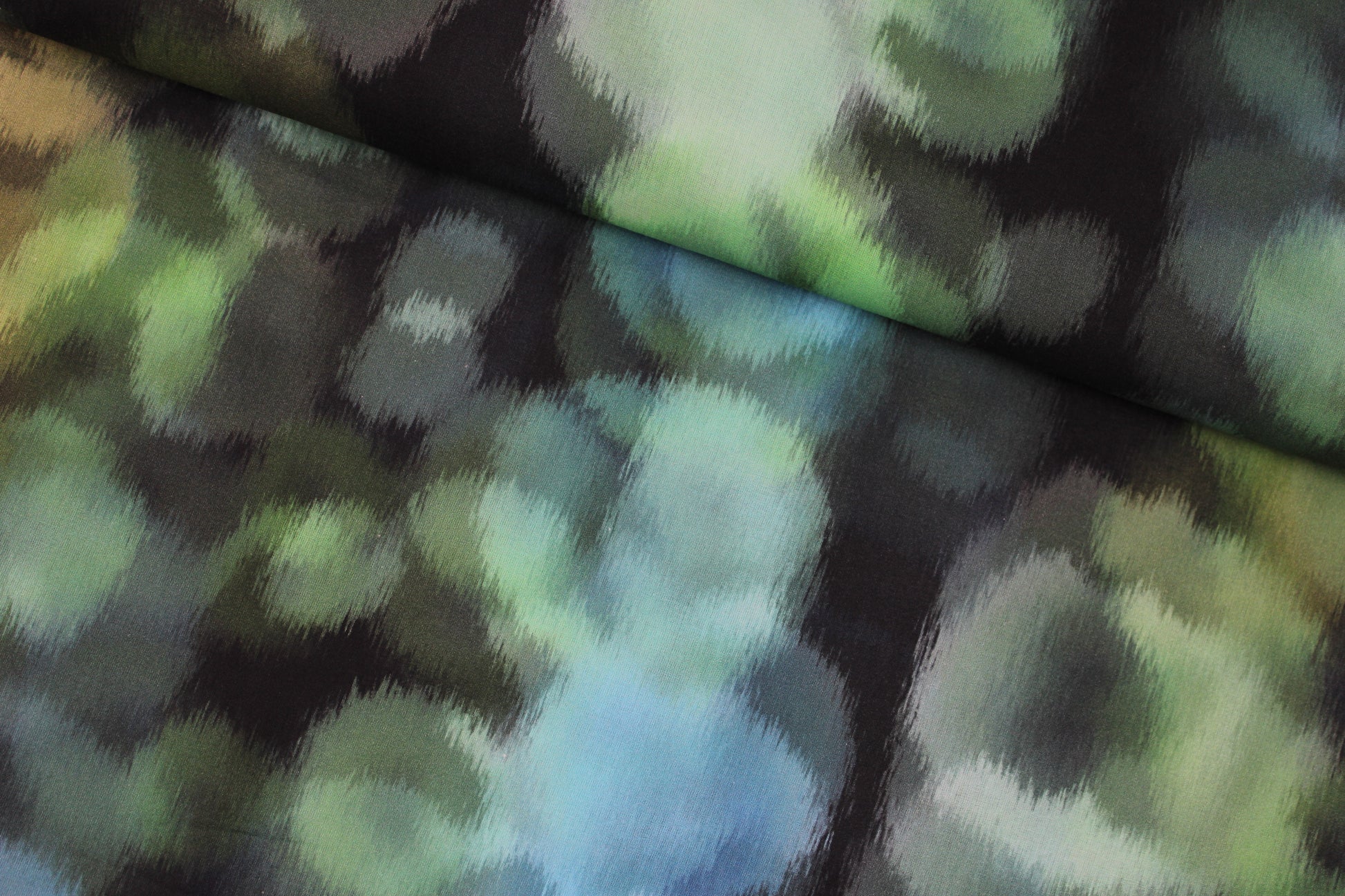 Dunkelblauer Baumwollbatist mit abstrakten Punkten in Petrol- und Grüntönen quer