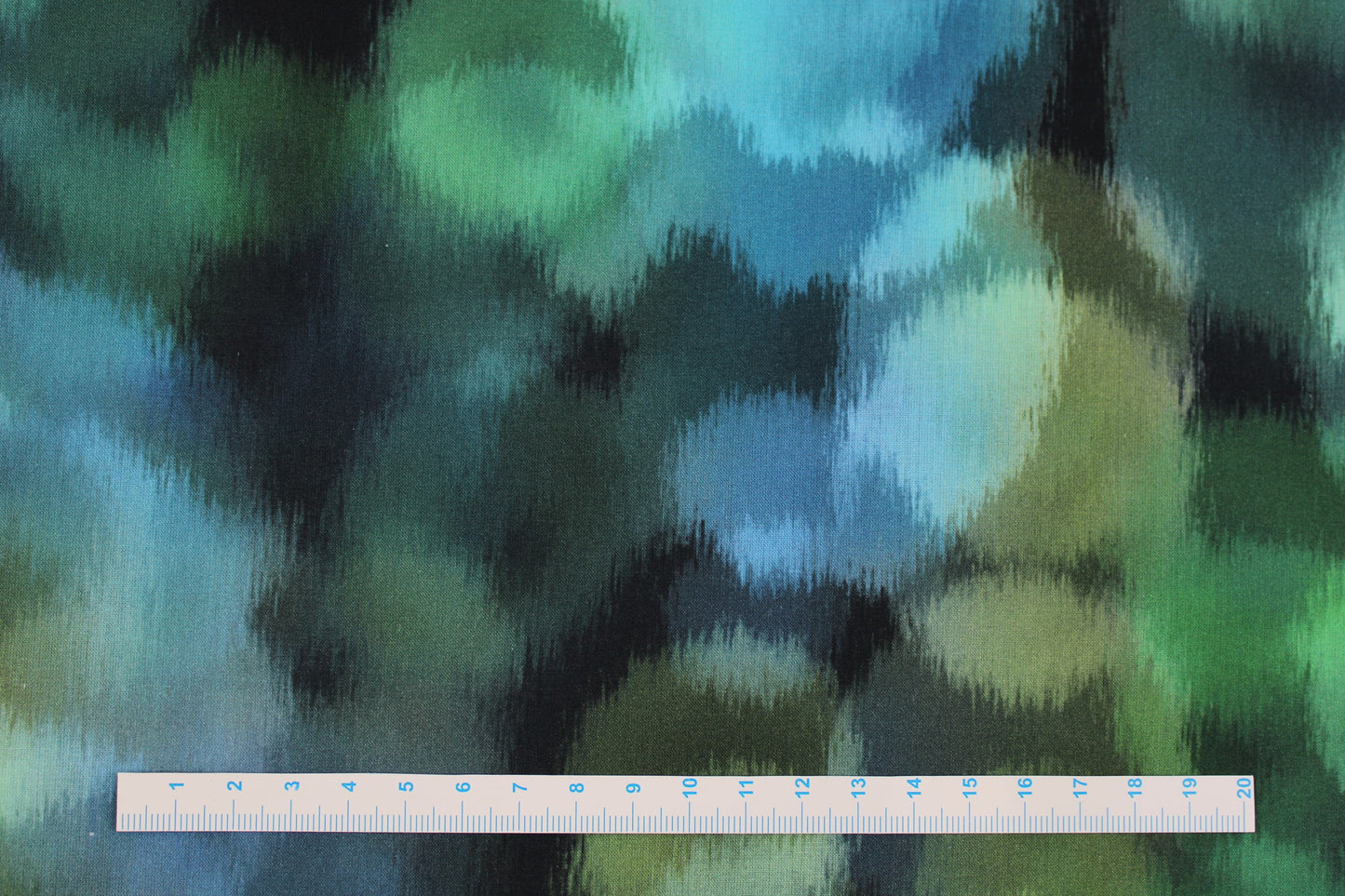 Dunkelblauer Baumwollbatist mit abstrakten Punkten in Petrol- und Grüntönen Detailbild