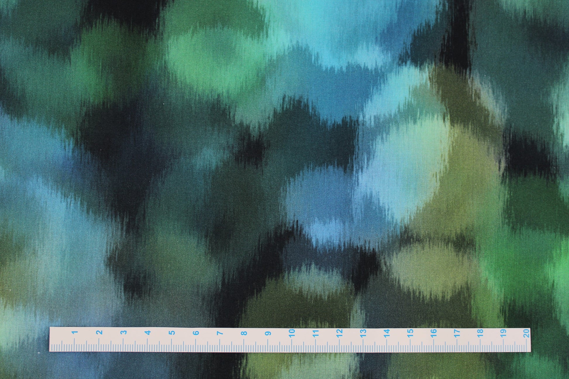 Dunkelblauer Baumwollbatist mit abstrakten Punkten in Petrol- und Grüntönen Detailbild