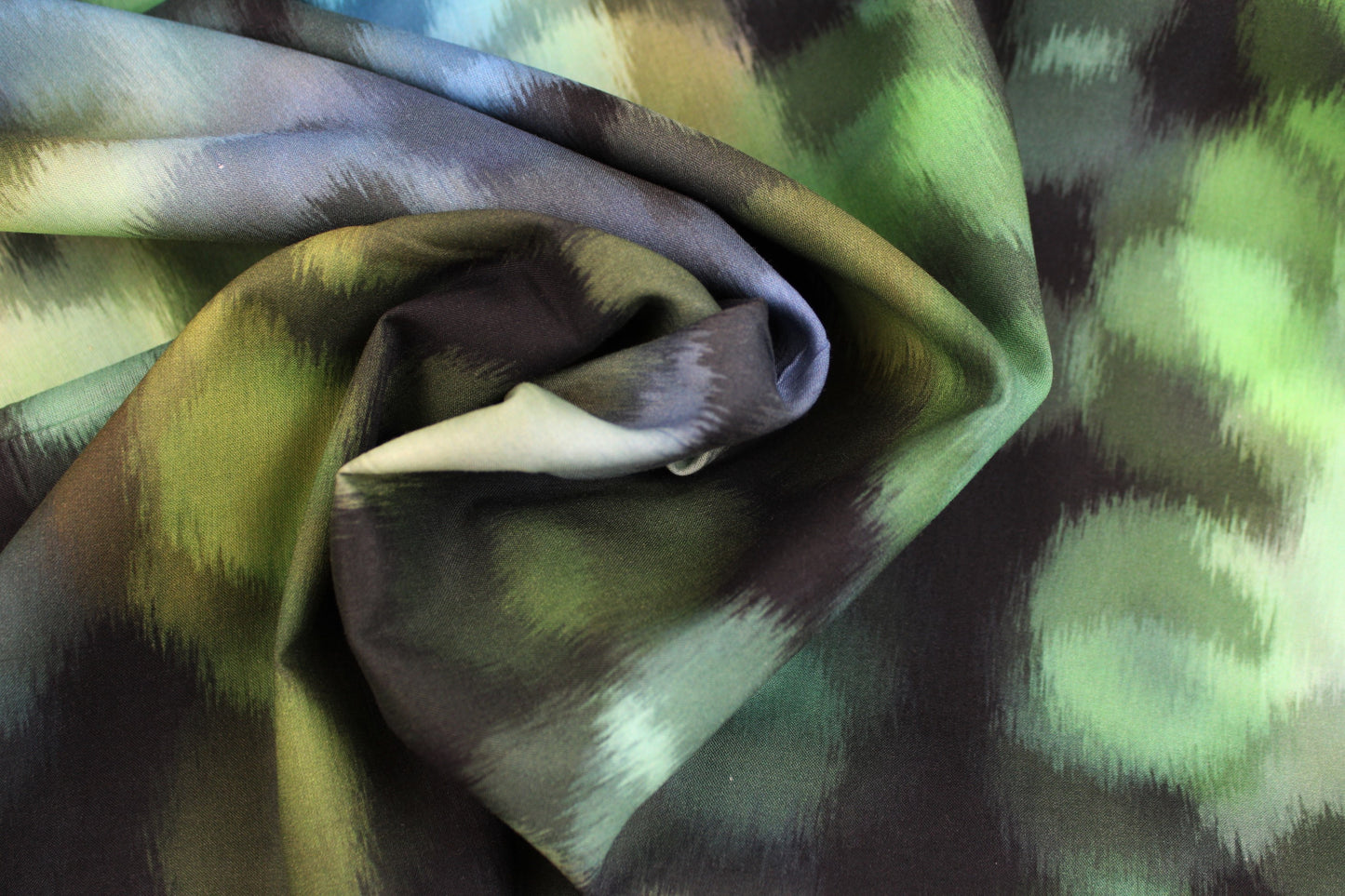 Dunkelblauer Baumwollbatist mit abstrakten Punkten in Petrol- und Grüntönen gedreht