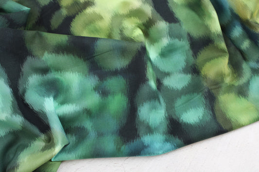 Dunkelblauer Baumwollbatist mit abstrakten Punkten in Petrol- und Grüntönen