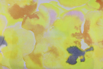 Batistbaumwollstoff mit abstraktem Batikmuster in Gelb- und Rosetönen Detailbild