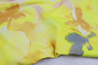 Batistbaumwollstoff mit abstraktem Batikmuster in Gelb- und Rosetönen