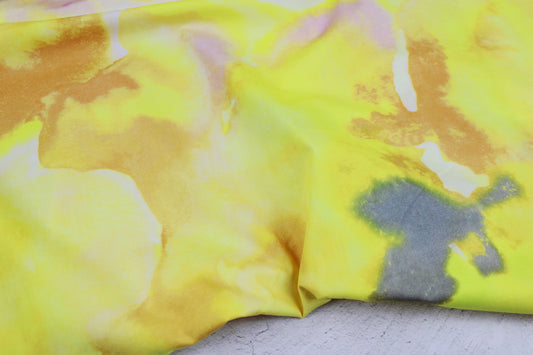 Batistbaumwollstoff mit abstraktem Batikmuster in Gelb- und Rosetönen