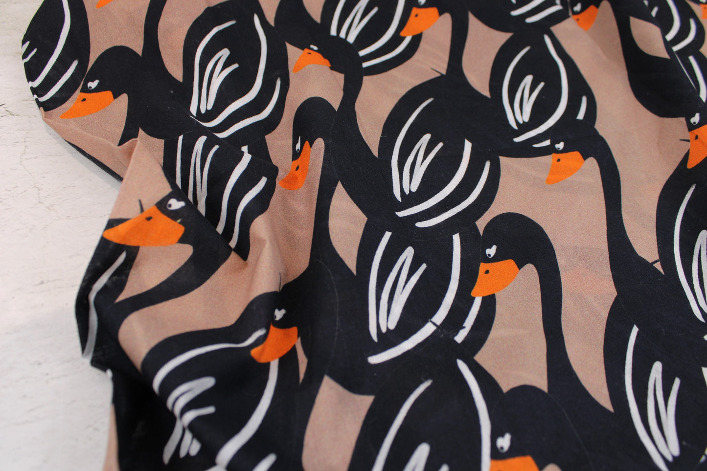 Hellbrauner Baumwollbarist Stoff Swans mit Schwänen in Schwarz Ballenansicht