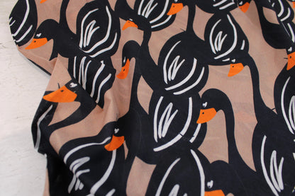 Hellbrauner Baumwollbarist Stoff Swans mit Schwänen in Schwarz Ballenansicht