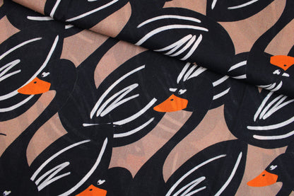 Hellbrauner Baumwollbarist Stoff Swans mit Schwänen in Schwarz quer