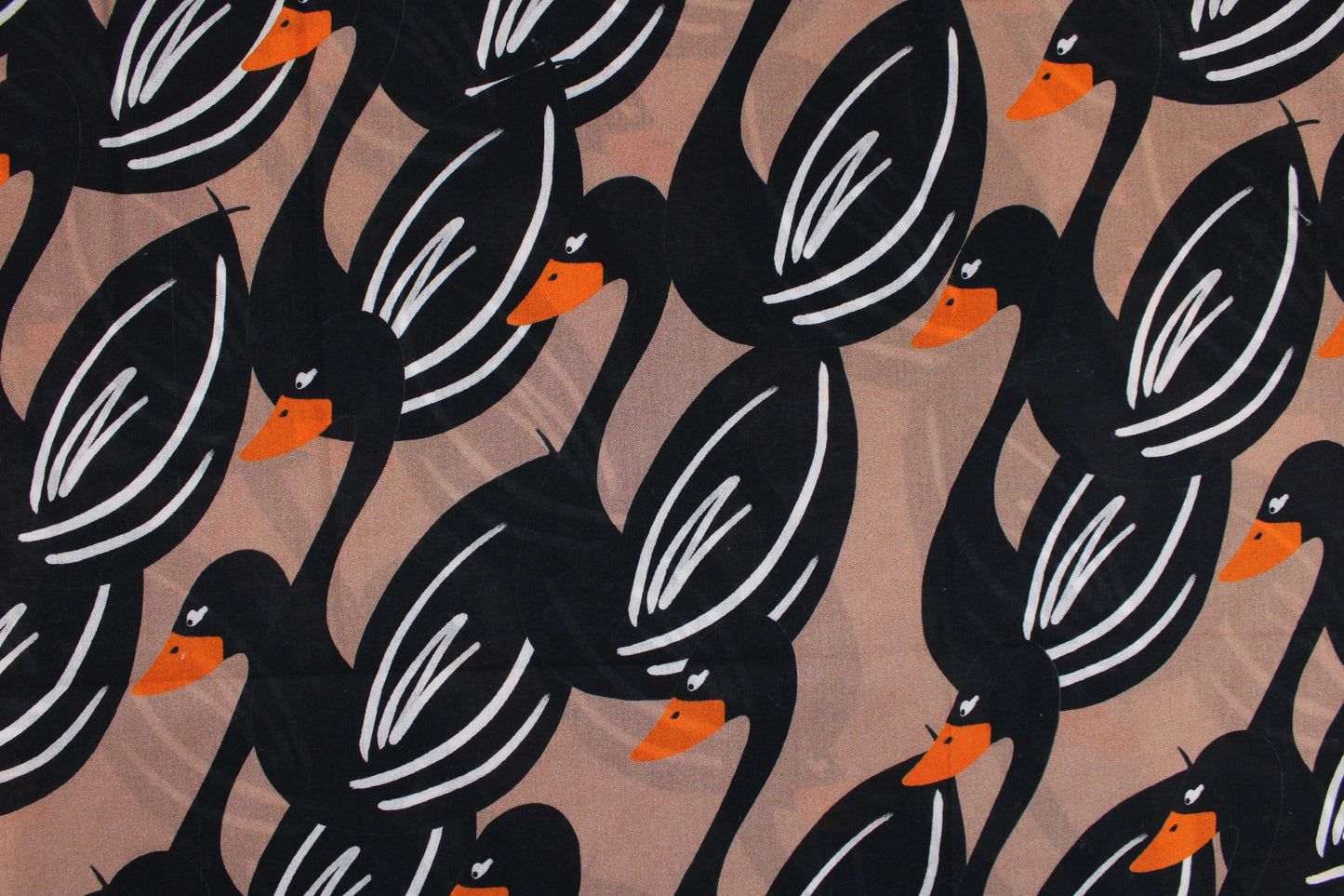 Hellbrauner Baumwollbarist Stoff Swans mit Schwänen in Schwarz Detailbild