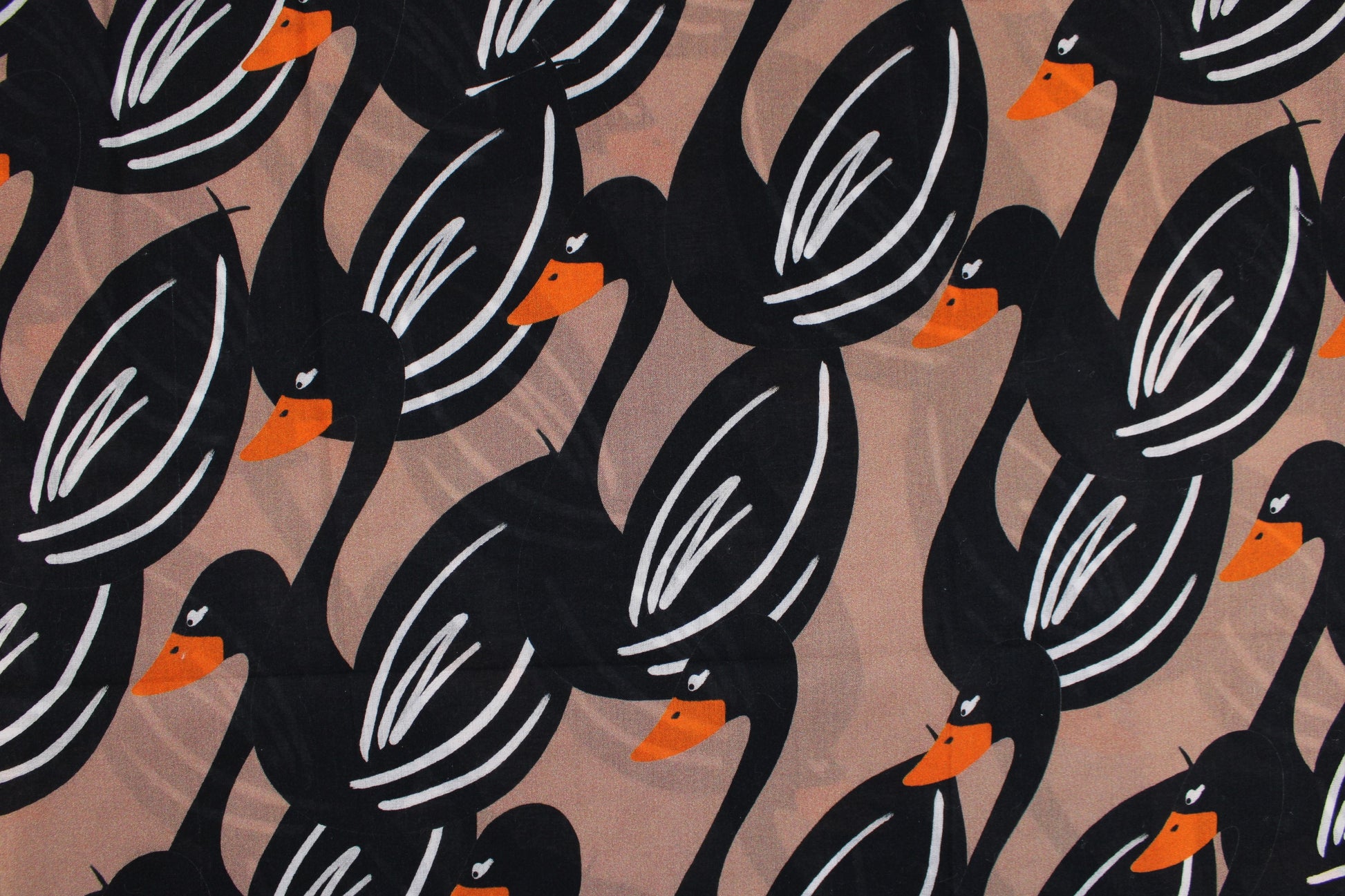 Hellbrauner Baumwollbarist Stoff Swans mit Schwänen in Schwarz Detailbild