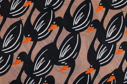 Hellbrauner Baumwollbarist Stoff Swans mit Schwänen in Schwarz Detailbild