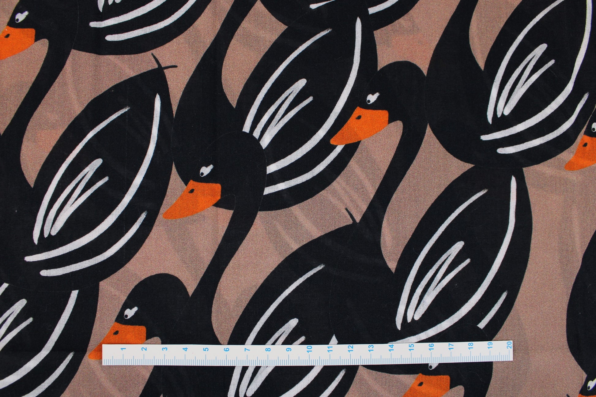 Hellbrauner Baumwollbarist Stoff Swans mit Schwänen in Schwarz Maßstab