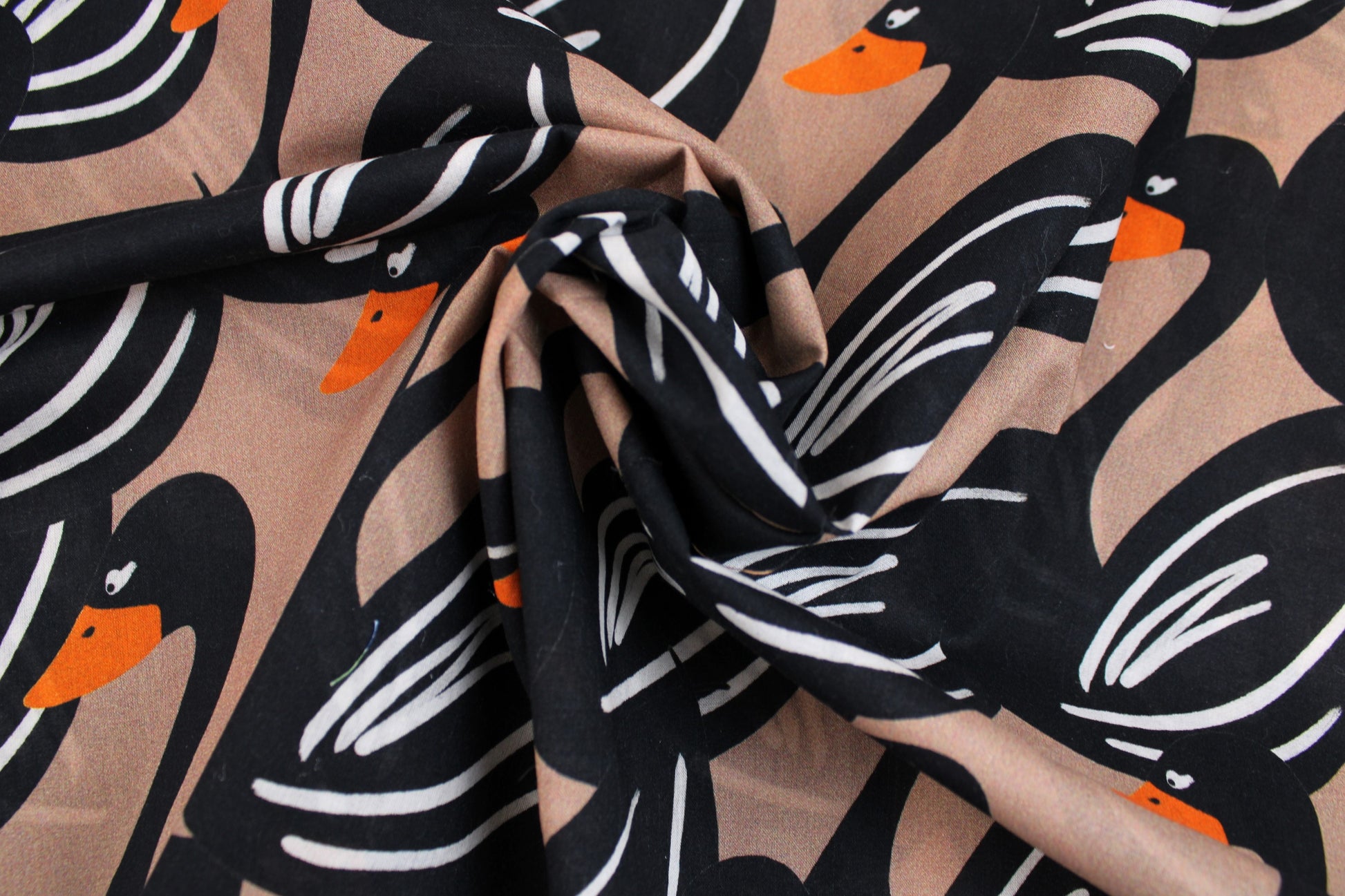 Hellbrauner Baumwollbarist Stoff Swans mit Schwänen in Schwarz gedreht