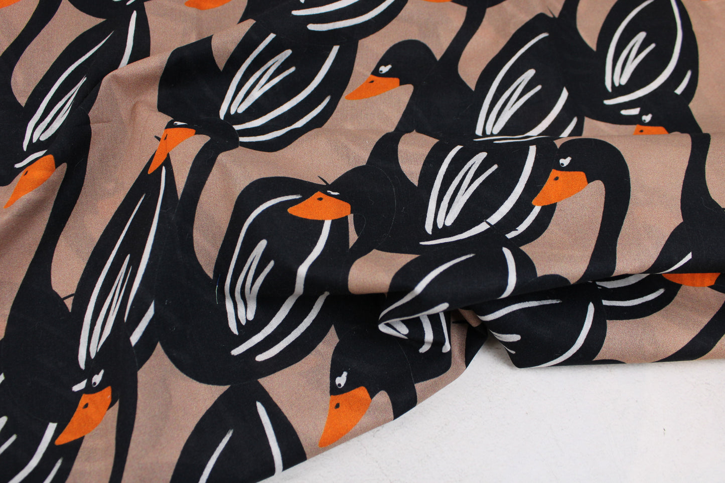 Hellbrauner Baumwollbarist Stoff Swans mit Schwänen in Schwarz