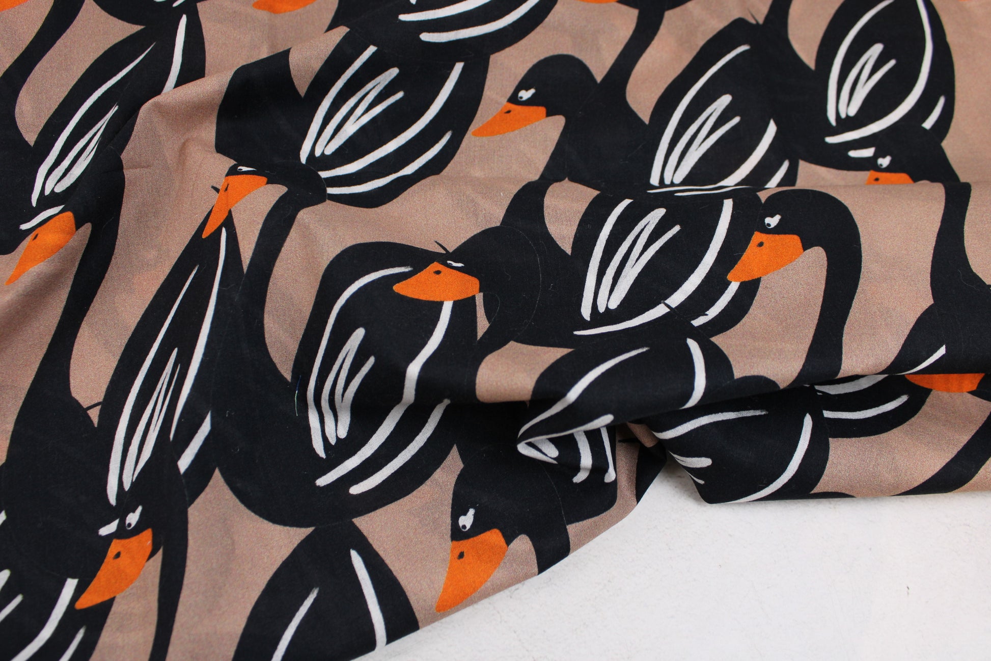 Hellbrauner Baumwollbarist Stoff Swans mit Schwänen in Schwarz