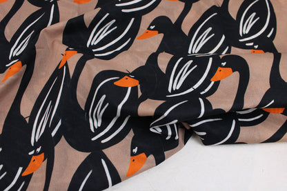 Hellbrauner Baumwollbarist Stoff Swans mit Schwänen in Schwarz
