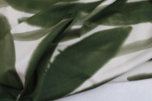 Baumwollbatist in Wollweiß mit großem Blättermuster in Oliv