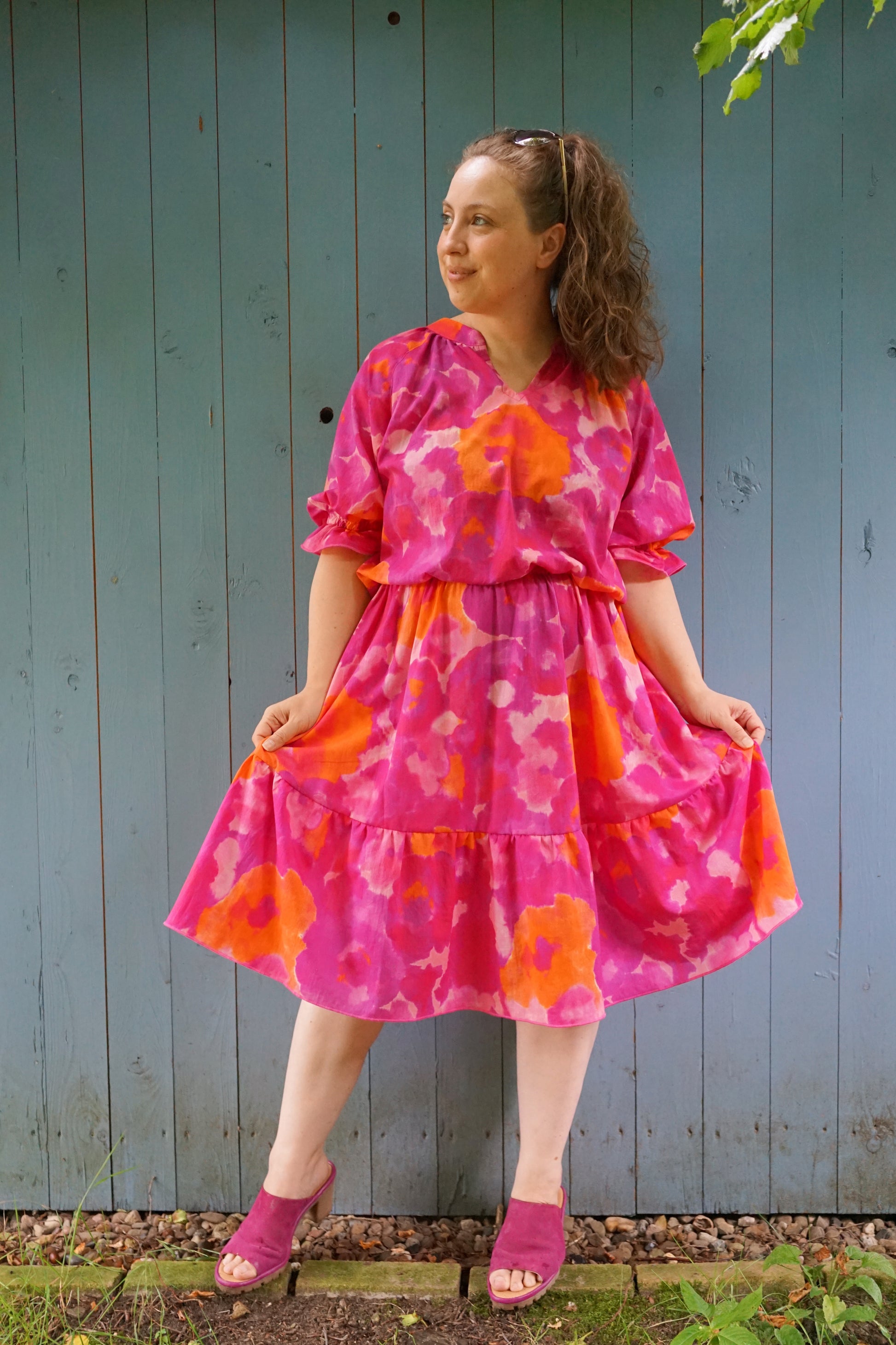 Leichter Baumwollbatist mit Batikklecksen in Orange- und Pinktönen als Kleid vernäht
