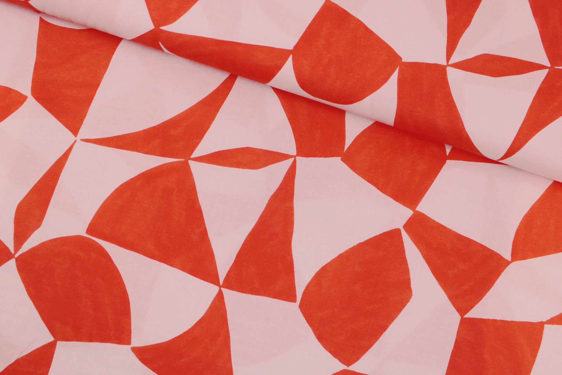 Baumwollbatist Lissi mit graphischem Muster in Rot und Rosa quer