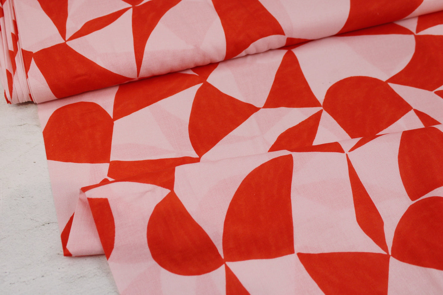 Baumwollbatist Lissi mit graphischem Muster in Rot und Rosa Ballenansicht
