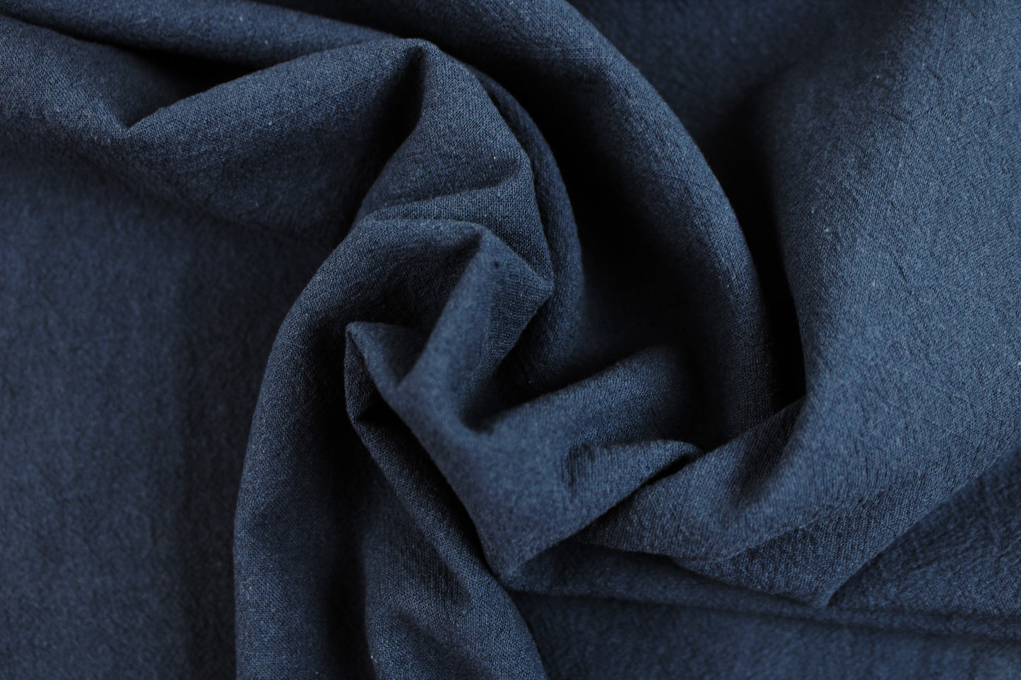 Baumwollcrepe Franky in Dunkelblau gedreht