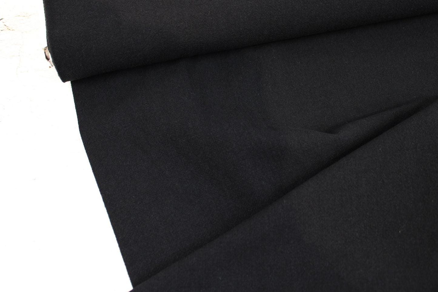 Baumwollcrepe Franky in Schwarz Ballenansicht