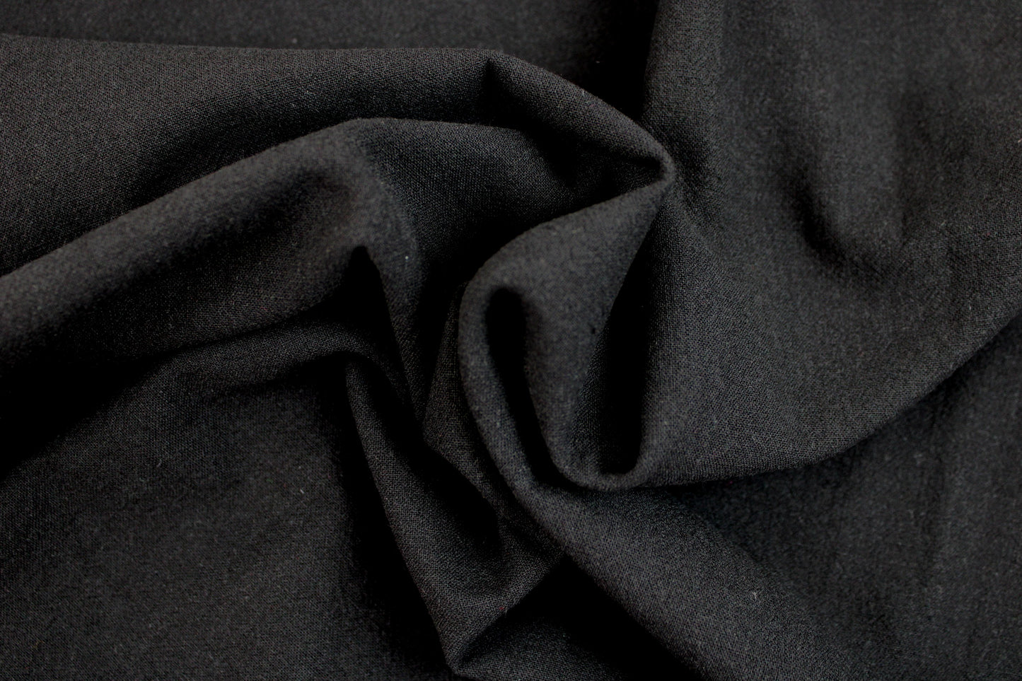 Baumwollcrepe Franky in Schwarz gedreht