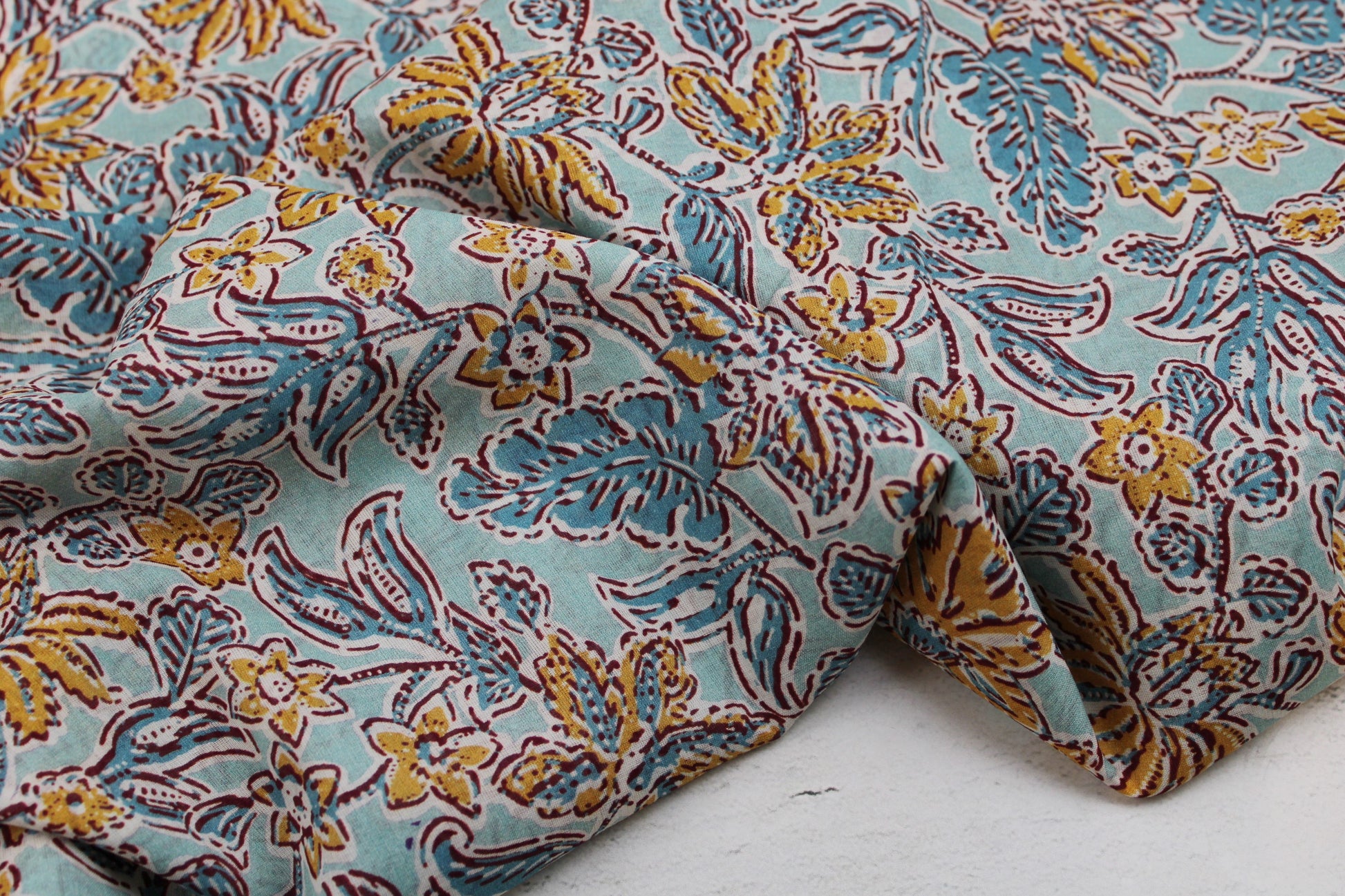Baumwollbatist in Mint mit buntem Blumenmuster