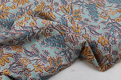 Baumwollbatist in Mint mit buntem Blumenmuster