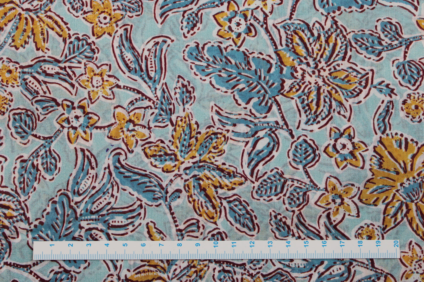 Baumwollbatist in Mint mit buntem Blumenmuster Maßstab