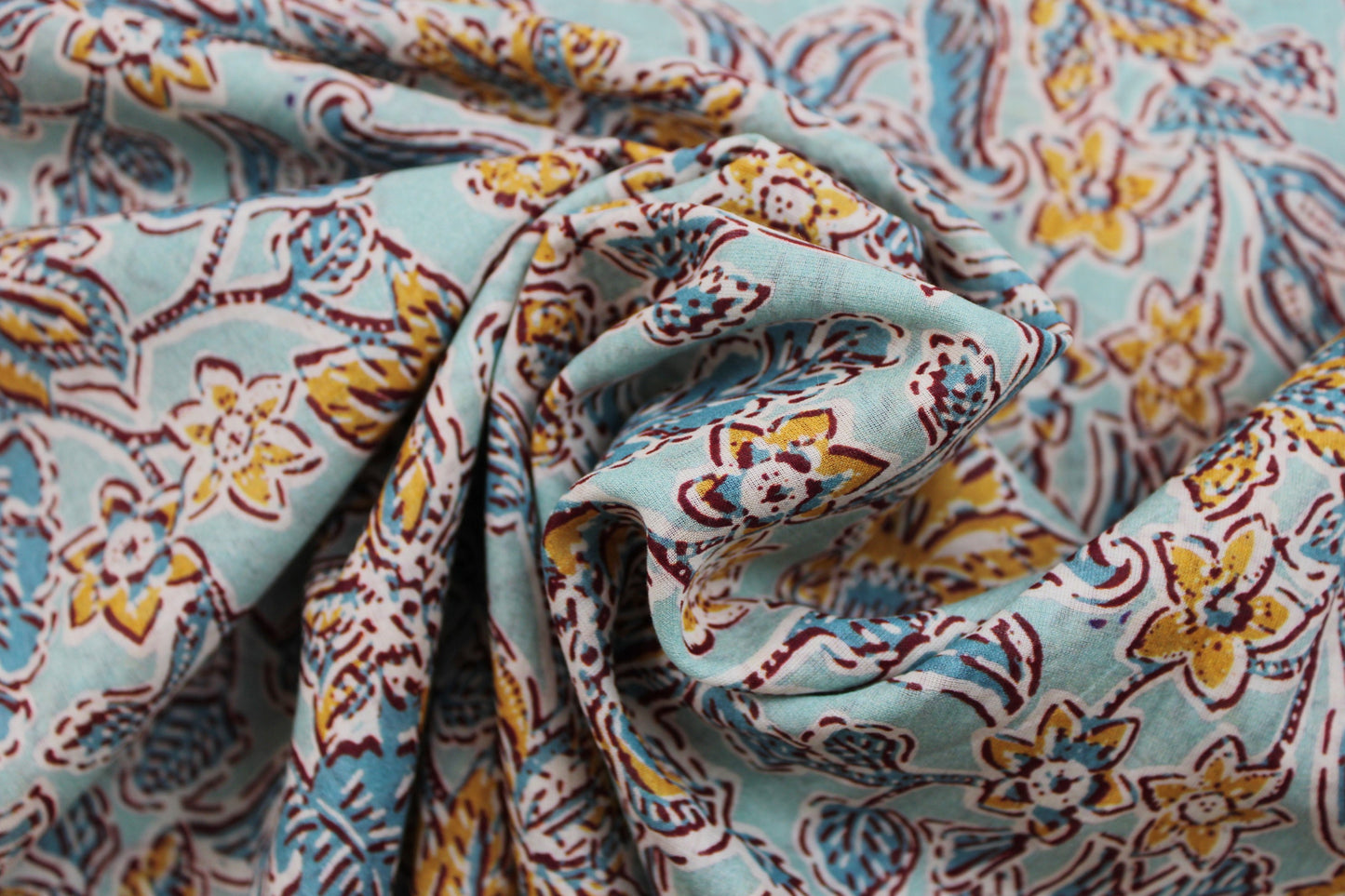Baumwollbatist in Mint mit buntem Blumenmuster gedreht