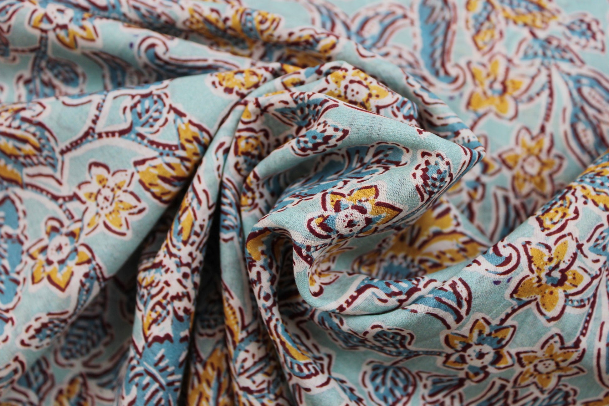 Baumwollbatist in Mint mit buntem Blumenmuster gedreht