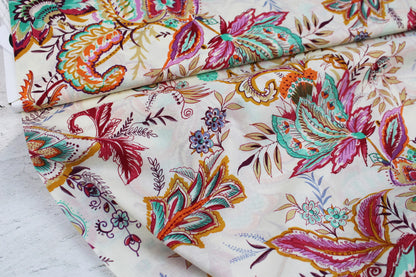 Baumwollbatist mit buntem Paisley-Blumenmuster auf wollweißem Grund Ballenansicht