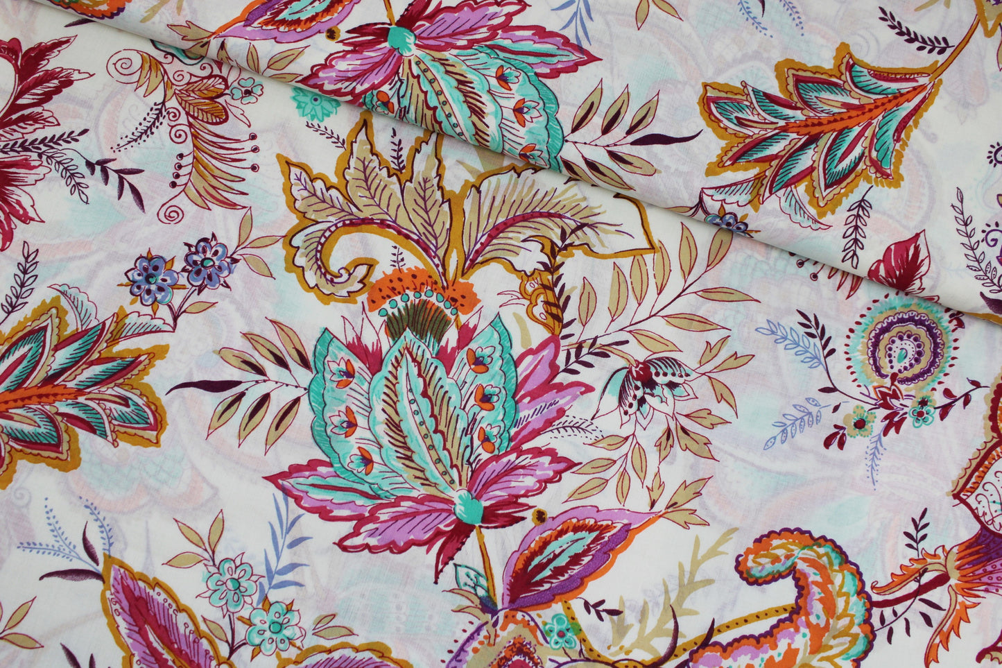 Baumwollbatist mit buntem Paisley-Blumenmuster auf wollweißem Grund quer