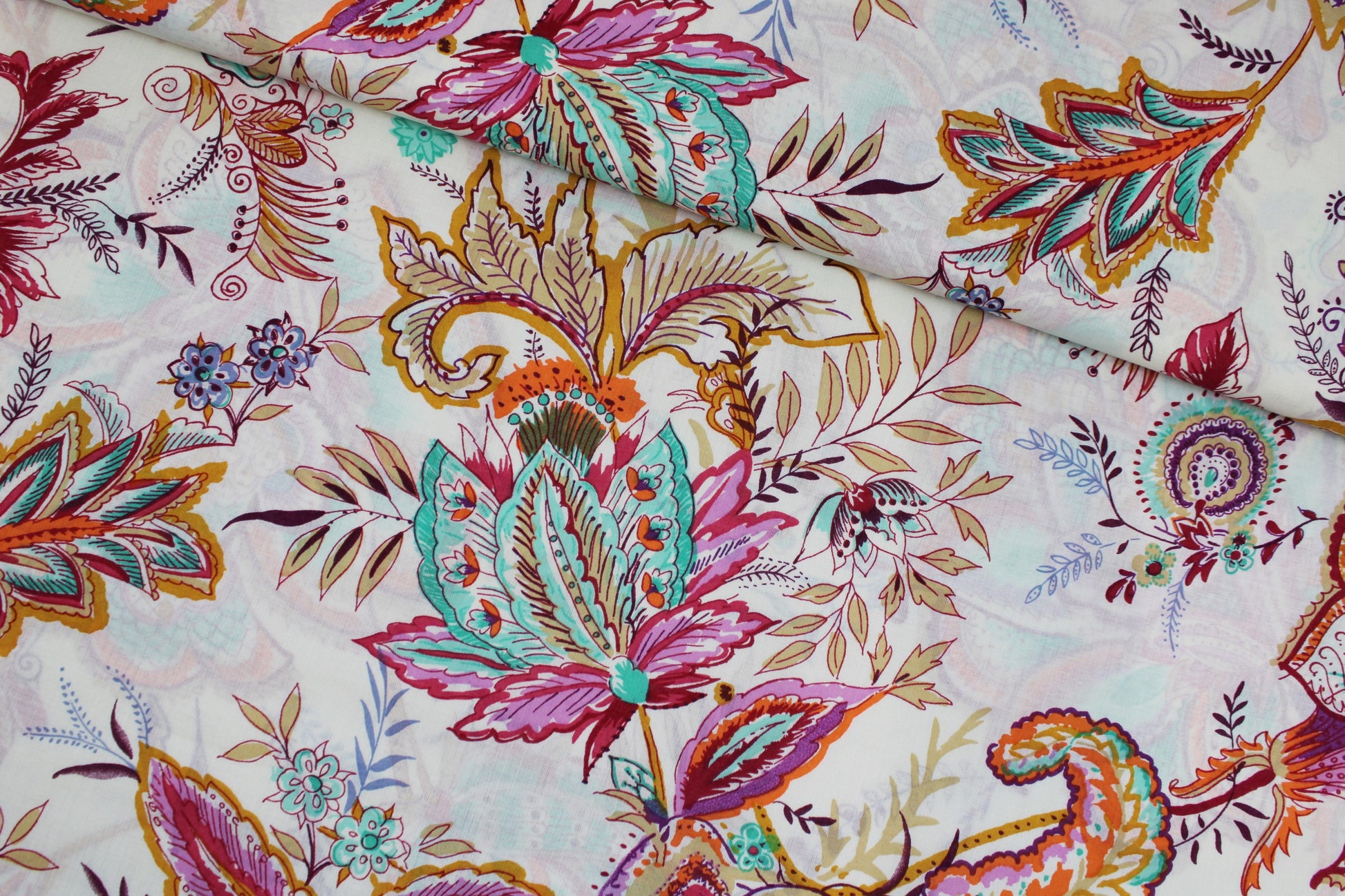 Baumwollbatist mit buntem Paisley-Blumenmuster auf wollweißem Grund quer
