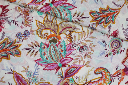 Baumwollbatist mit buntem Paisley-Blumenmuster auf wollweißem Grund quer