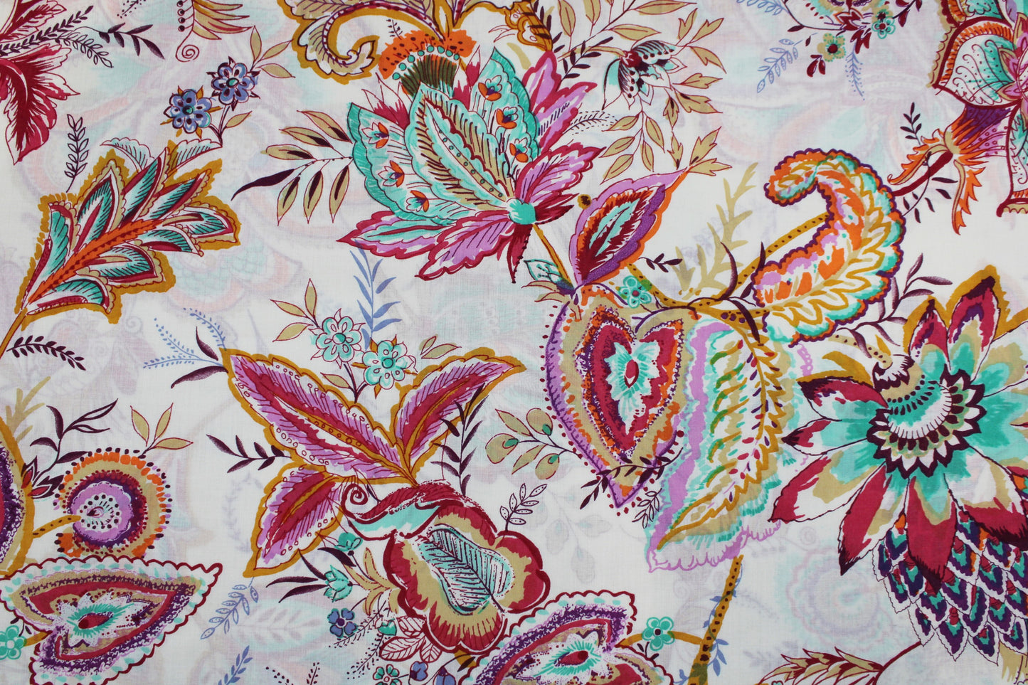 Baumwollbatist mit buntem Paisley-Blumenmuster auf wollweißem Grund Detailbild